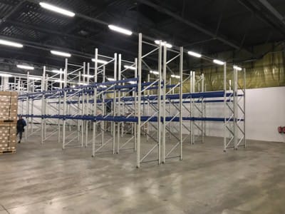 Levering og installasjon av lagerhyllesystemer for plassering av 603 paller på lageret til selskapet "Karavela".5